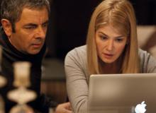 Johnny English, le retour : Rowan Atkinson et Rosamund Pike - cinema reunion 974