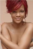 Rihanna pose à moitié nue pour Nivea