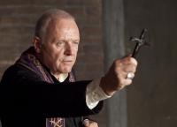 Anthony Hopkins : le Père Lucas Anthony Hopkins : le Père Lucas