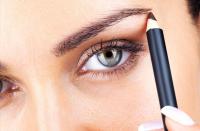 Maquillage des sourcils avec un crayon