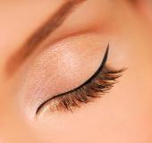 Maquillage des yeux : appliquer un eye-liner