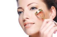 Le recourbe cils est à utiliser avec précaution Le recourbe cils est à utiliser avec précaution