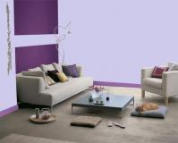 Séjour violet et blanc craie ©Dulux Valentine