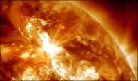 Une éruption solaire bombarde la terre de particules magnétiques
