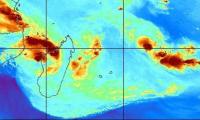 A l'Est, la dépression se rapproche et à l'Ouest Irina est redevenue une tempête tropicale modérée