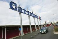 La caissière laissait passer les caddies sans payer La caissière laissait passer les caddies sans payer