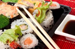 On s'en mêle les baguettes ! Sushi, sashimi, maki, maki california : quelle est la différence ?