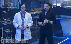 Mark Ruffalo et Robert Downey Jr.
alias Bruce Banner et Tony Stark en tenue de travail. En tenue de conbat ce seraitbien sûr l'incroyable Hulk et Iron Man.