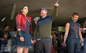 Joss Whedon dirige Elizabeth Olsen et Jeremy Renner (Œil-de-Faucon et la Sorcière rouge) Joss Whedon dirige Elizabeth Olsen et Jeremy Renner (Œil-de-Faucon et la Sorcière rouge)