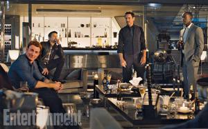 Captain America, Œil-de-Faucon, Iron Man et James Rhodes (Don Cheadle). Captain America, Œil-de-Faucon, Iron Man et James Rhodes (Don Cheadle).