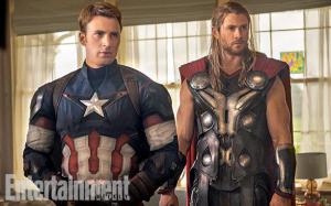 Chris Evans et Chris Hemsworth alias Captain America et Thor dans leurs nouvelles tenues. Chris Evans et Chris Hemsworth alias Captain America et Thor dans leurs nouvelles tenues.