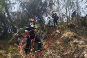Plaine-des-Cafres : L'incendie sous contrôle, le dispositif de secours maintenu Plaine-des-Cafres : L'incendie sous contrôle, le dispositif de secours maintenu