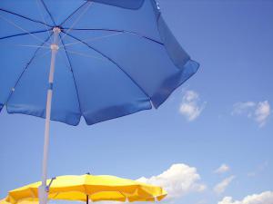 Protégez-vous sous un parasol - Echapper au coup de soleil