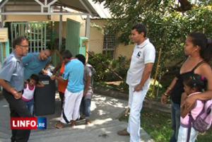 Parents en colère devant l'école ''Les Tulipiers'' Parents en colère devant l'école ''Les Tulipiers''
