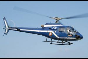 L'hélicoptère de la gendarmerie au hangar L'hélicoptère de la gendarmerie au hangar