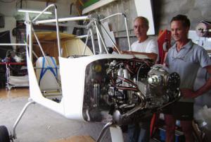 Deux passionnés d'aviation construisent un ULM Deux passionnés d'aviation construisent un ULM