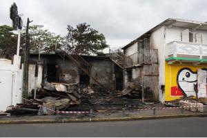 Le feu d'une case s'étend à une épicerie Le feu d'une case s'étend à une épicerie