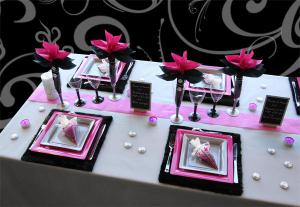 Table noir argenté et fuchsia - Déco de table pétillante pour le Nouvel An Table noir argenté et fuchsia - Déco de table pétillante pour le Nouvel An