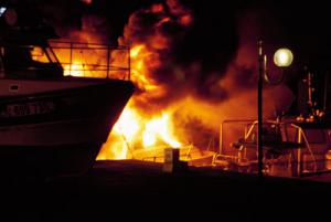 Cinq bateaux détruits dans un incendie au port de plaisance Cinq bateaux détruits dans un incendie au port de plaisance