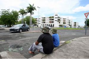 Une voiture folle fauche quatre jeunes Une voiture folle fauche quatre jeunes