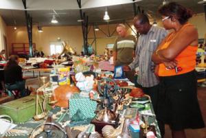 Retour du vide grenier sous les Grands Kiosques Retour du vide grenier sous les Grands Kiosques