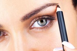 Maquillage des sourcils avec un crayon - Astuce maquillage pour les sourcils