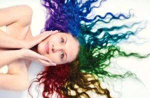 Prendre soin des cheveux colorés - Les cheveux colorés ont besoin de soin