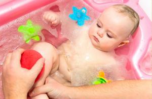 Le bain : les bons gestes pour le bien-être du bébé - Le bain : les bons gestes pour le bien-être du bébé
