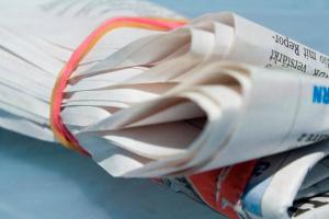 Du papier journal pour nettoyer vos vitres - Comment avoir des vitres propres sans traces ? Du papier journal pour nettoyer vos vitres - Comment avoir des vitres propres sans traces ?