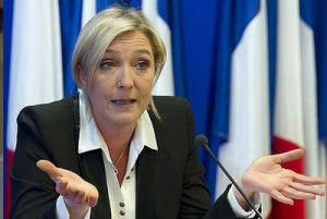 La visite de Marine Le Pen suscite de vives réactions politiques La visite de Marine Le Pen suscite de vives réactions politiques
