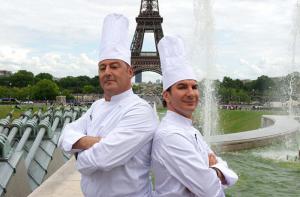 Jean Reno et Michaël Youn prennent des allures de grands chefs avec leurs toques