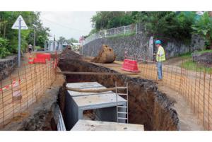 Petite-Ile : Travaux historiques pour dévier la ravine Carambole Petite-Ile : Travaux historiques pour dévier la ravine Carambole