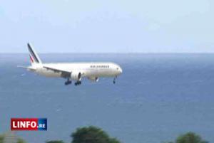 Hollande propose de plafonner les prix des billets d'avion Hollande propose de plafonner les prix des billets d'avion