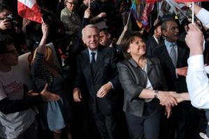 Aubry et Ayrault sonnent la mobilisation pour le 2e tour, par-delà la polémique du tweet de Trierweiler