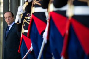 Hollande préside une cérémonie d'hommage aux soldats tués en Afghanistan, Sarkozy présent
