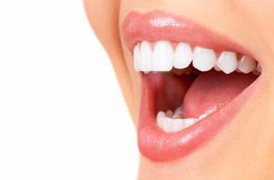 Des dents blanches avec du charbon végétal Des dents blanches avec du charbon végétal