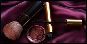 Mascara - L'essentiel de la trousse à maquillage dans son sac à main Mascara - L'essentiel de la trousse à maquillage dans son sac à main