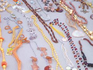 Mettre du vernis incolore sur les bijoux - La peau tâchée par les bijoux Mettre du vernis incolore sur les bijoux - La peau tâchée par les bijoux