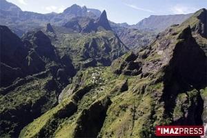 Les artistes chantent l'inscription de La Réunion