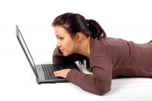 Ne vous mettez trop très de l'écran de l'ordinateur - Ordinateur et fatigue des yeux Ne vous mettez trop très de l'écran de l'ordinateur - Ordinateur et fatigue des yeux