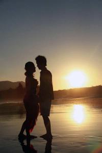 couple au coucher de soleil - L'amour : tout est dans la tête couple au coucher de soleil - L'amour : tout est dans la tête