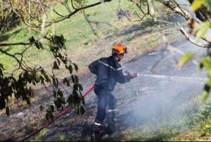 Deux départs de feu chemin Moka, trois à la Rivière-des-Pluies Deux départs de feu chemin Moka, trois à la Rivière-des-Pluies